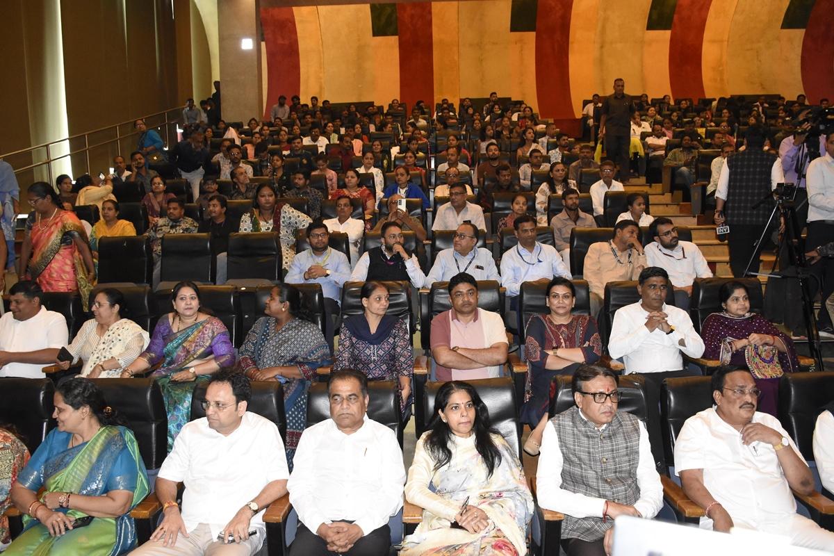 Image for 'કેન્દ્રીય જળશક્તિ મંત્રી સી.આર. પાટીલના હસ્તે સુરતમાં પીએમ સ્વનિધિ યોજના અંતર્ગત ક્રેડિટ કાર્ડ લોન્ચિંગ અને લોન વિતરણ'